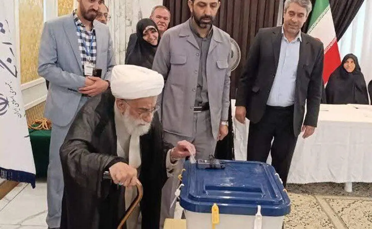 آیت‌الله جنتی رای خود را در صندوق انداخت+ عکس
