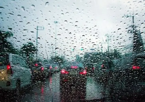 بارش باران و آسمانی ابری در انتظار تهران