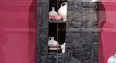 کشف کمد چوبی ۲ هزارساله با ظروف سالم در زیر خاکستر آتشفشان