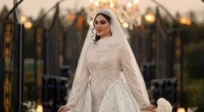 طراحی خلاقانه کارت عروسی مریم مومن بر روی شیشه/عکس