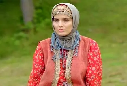 فوتوشوت‌های رویایی و جذاب غزاله اکرمی، بازیگر نقش سوجان در دل دریا / شب‌گردی روی آب