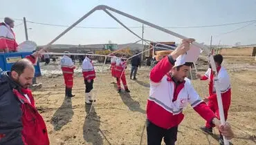 امدادرسانی هلال‌احمر به ۱۶۱ سیل‌زده در سلماس/ فعالیت ۱۳ تیم عملیاتی و توزیع اقلام امدادی