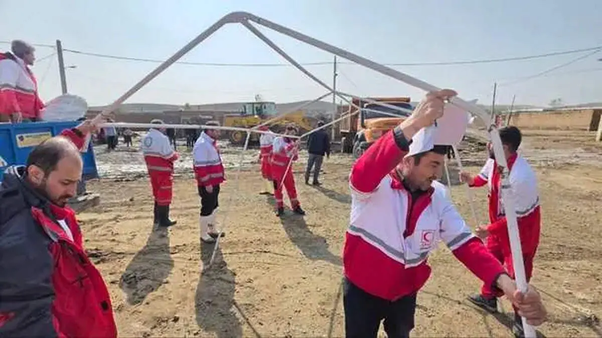 امدادرسانی هلال‌احمر به ۱۶۱ سیل‌زده در سلماس/ فعالیت ۱۳ تیم عملیاتی و توزیع اقلام امدادی
