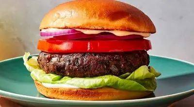 شام امشب با من: برگر لوبیا قرمز؛ یک جایگزین گیاهی خوشمزه، سالم و کم‌هزینه برای همه!