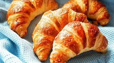 آموزش گام‌به‌گام تهیه کروسان خانگی با خمیر هزارلا
