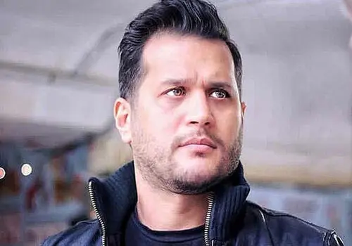  وداع بی‌صدا سیاوش خیرابی بر مزار پدرش + فیلم