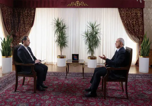 
پزشکیان: دولت بنا دارد یک‌بار برای همیشه مسئله ارز و رانت‌ را حل کند
