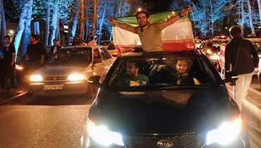 تصویری خاطره انگیز از شادی مردم پس از اعلام توافق برجام


