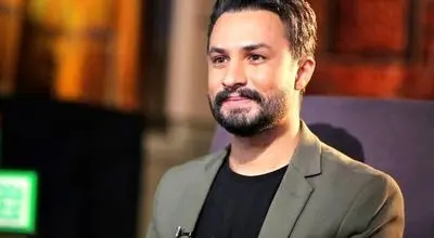 لحظه آوازخوانی راغب در حین مراسم خاکسپاری اکبر عبدی + فیلم