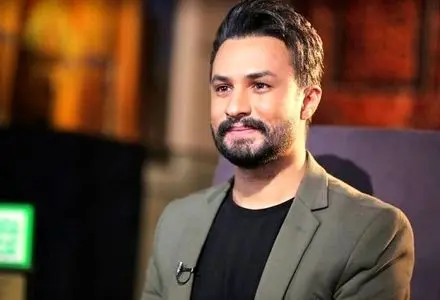 لحظه آوازخوانی راغب در حین مراسم خاکسپاری اکبر عبدی + فیلم