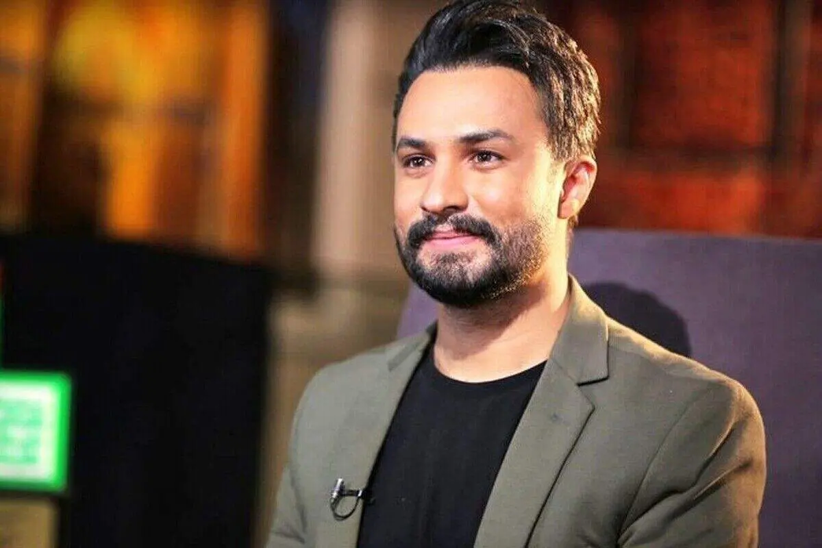 لحظه آوازخوانی راغب در حین مراسم خاکسپاری اکبر عبدی + فیلم