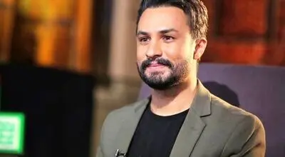 لحظه آوازخوانی راغب در حین مراسم خاکسپاری اکبر عبدی + فیلم