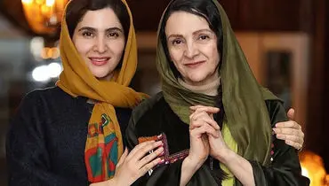گلاب آدینه و نورا هاشمی در پشت صحنه نمایش+ فیلم
