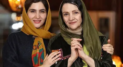 گلاب آدینه و نورا هاشمی در پشت صحنه نمایش+ فیلم