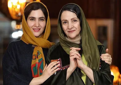 گلاب آدینه و نورا هاشمی در پشت صحنه نمایش+ فیلم
