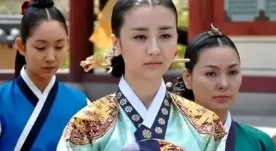 چهره «ملکه اینهیون» در اتاق گریم سریال دونگ یی