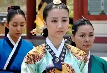 چهره «ملکه اینهیون» در اتاق گریم سریال دونگ یی