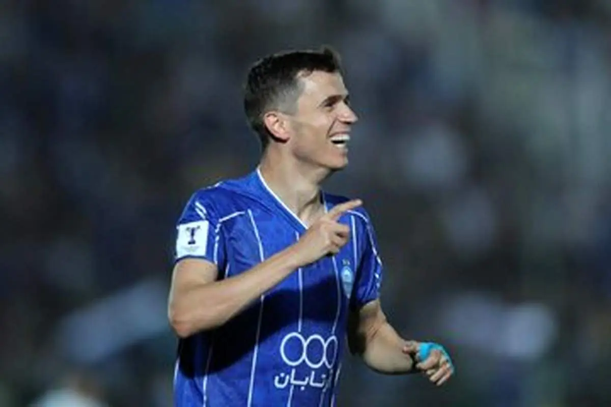 بوسه جنجالی ستاره استقلال به حریف گمنام+ عکس