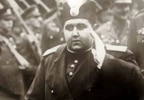 «احمدشاه و یک زن فرانسوی» در پاریس؛ اوایل دهه 1300