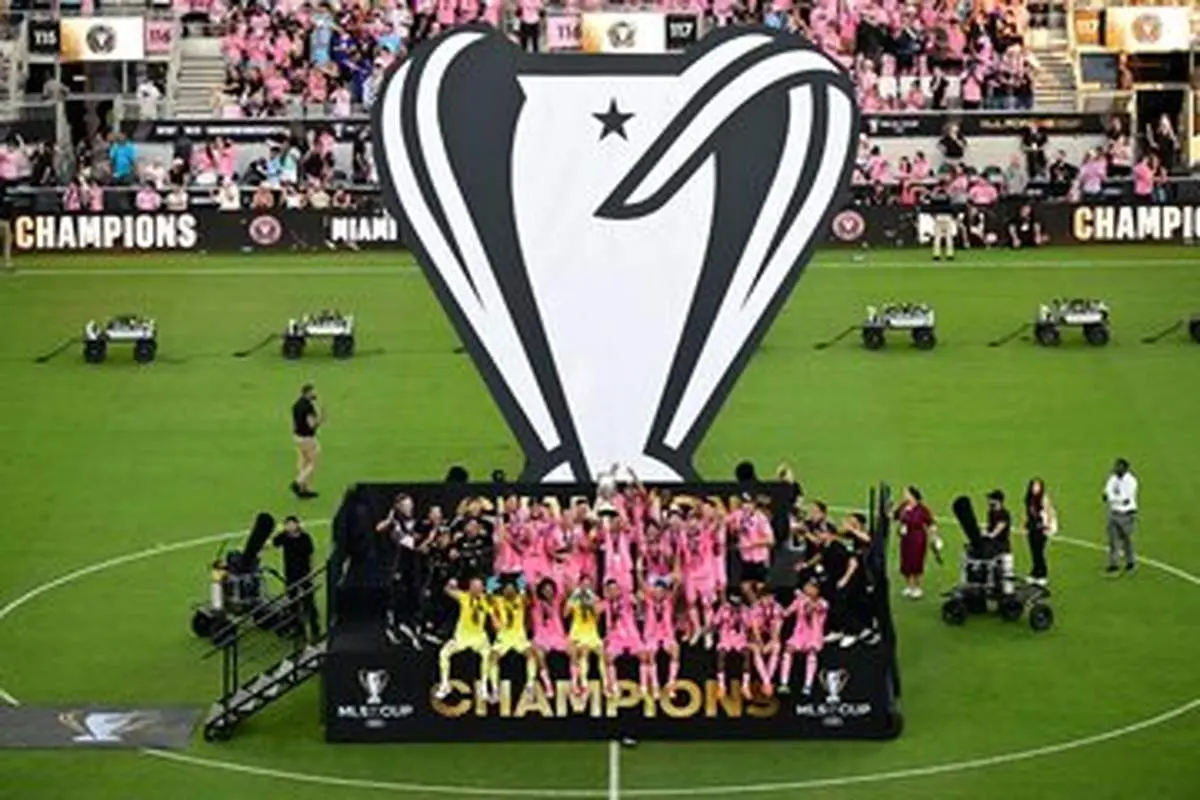 ژست عاشقانه بکام و ویکتوریا با جام قهرمانی+ عکس 