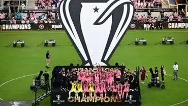 ژست عاشقانه بکام و ویکتوریا با جام قهرمانی+ عکس 