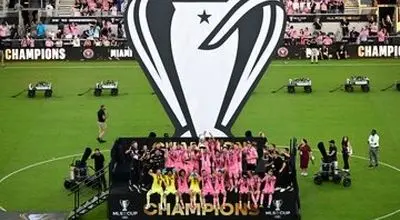 ژست عاشقانه بکام و ویکتوریا با جام قهرمانی+ عکس 