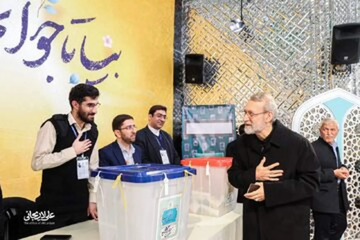 عکسی از شناسنامه علی لاریجانی در لحظه رأی دادن