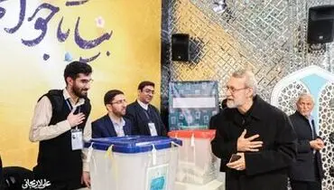 عکسی از شناسنامه علی لاریجانی در لحظه رأی دادن