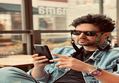 نگاهی به تیپ زمستانی خاص شاهرخ استخری و همسرش