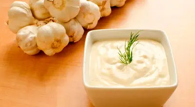 طرز تهیه سس سیر؛ چاشنی محبوب آشپزخانه

