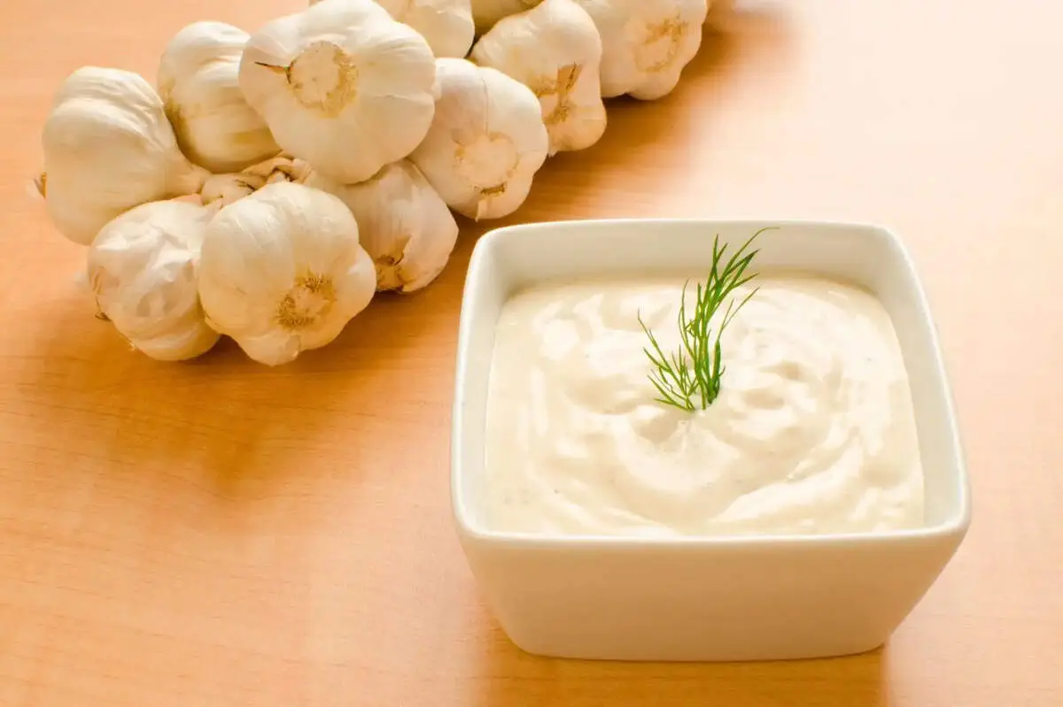 طرز تهیه سس سیر؛ چاشنی محبوب آشپزخانه

