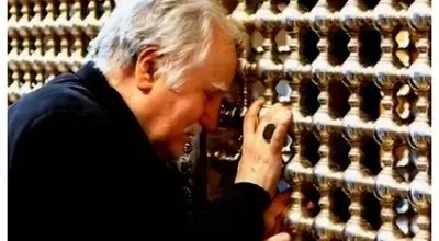 استاد فرشچیان درحال طراحی ضریح مطهر امام رضا(ع)+ فیلم