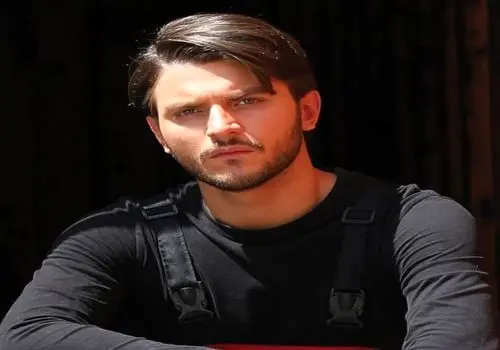 عکس‌های عصا به‌دست دارا حیایی جنجالی شد