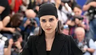 تصاویر دیده نشده از مراحل میکاپ شدن پریناز ایزدیار/ویدیو