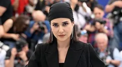 تصاویر دیده نشده از مراحل میکاپ شدن پریناز ایزدیار/ویدیو