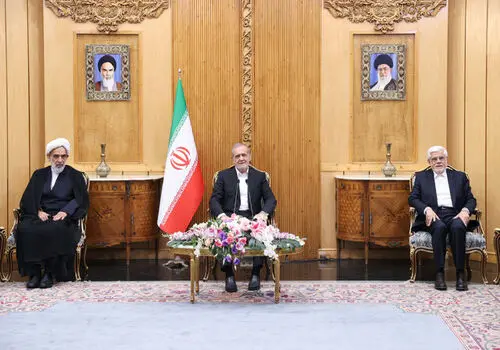
هدیه خاص مسعود بارزانی به پزشکیان+عکس
