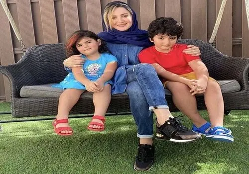 «شیلا خداداد» در 34 سالگی و به همراه پسرش؛ سال 1393