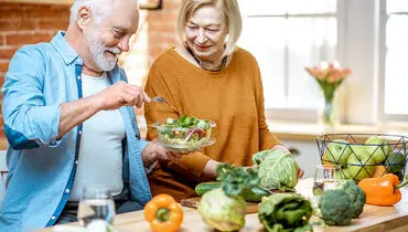 راهنمای تغذیه سالمندان؛ چه چیزهایی را محدود کنیم؟

