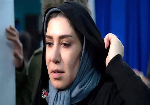 تیپ و استایل متفاوت نسیم ادبی با بارونی قرمز جلب توجه کرد