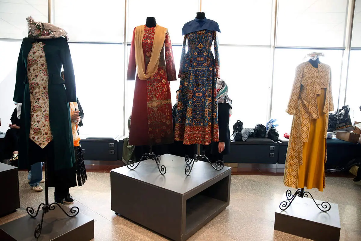 کلاه و روسری شیشه ای در جشنواره مد و لباس فجر 