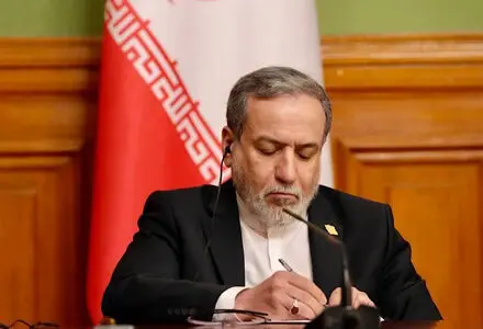 عراقچی تناقض‌گویی مکرون درباره برنامه هسته‌ای ایران را به چالش کشید