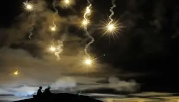 همه چیز درباره جرقه های عجیب در آسمان شب های جنگ