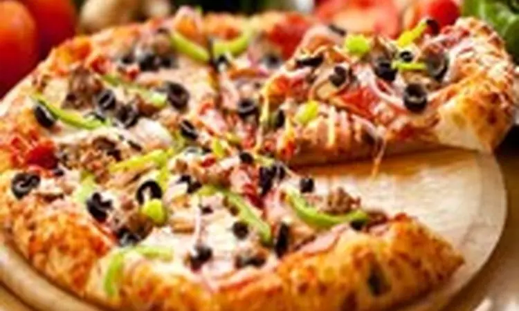 این پیتزای خوشمزه و فوری با کمترین امکانات آماده کنید+فیلم