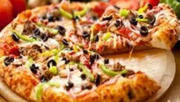 این پیتزای خوشمزه و فوری با کمترین امکانات آماده کنید+فیلم