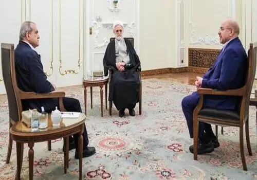 حیوانی که بجای شکار در جنگل در آغوش امیر علی اکبری آرام می‌گیرد