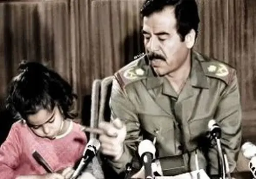 صدام حسین در حال نماز خواندن در خانه‌ای در بغداد/عکس