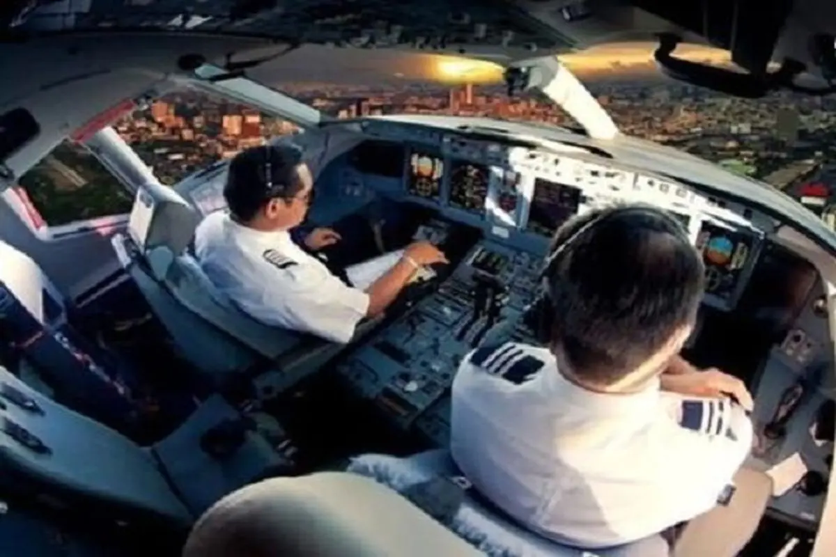 فوت ناگهانی خلبان هواپیمای مسافربری در آسمان + فیلم