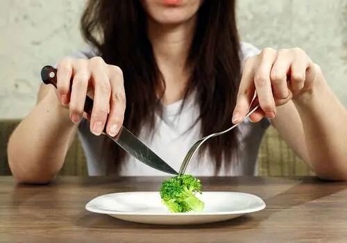 پرخوری در مقابل دوربین؛ ترند جدید فودبلاگرها در صفحات مجازی