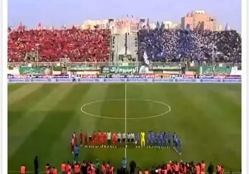 ویدیوی جنجالی از دربی؛ تخریب دیوار و ورود به ورزشگاه بدون بلیت توسط تعدادی از هواداران!