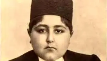 «احمدشاه» هنگام جلوس بر تخت مرمر در کاخ گلستان